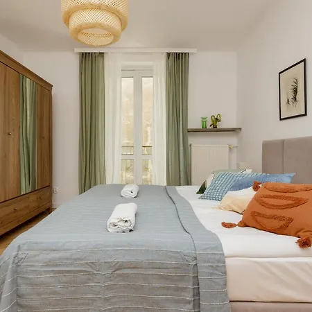 Tasteful In Center By Renters Apartment *