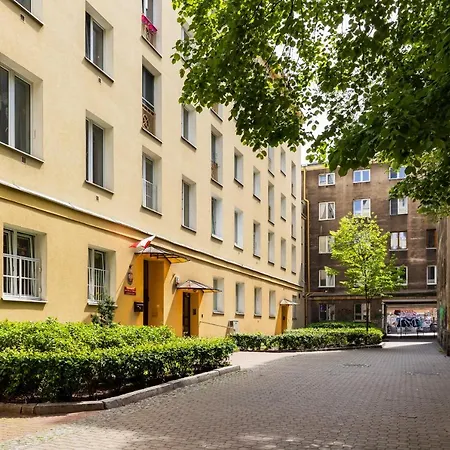 Tasteful In Center By Renters Apartman Varsó